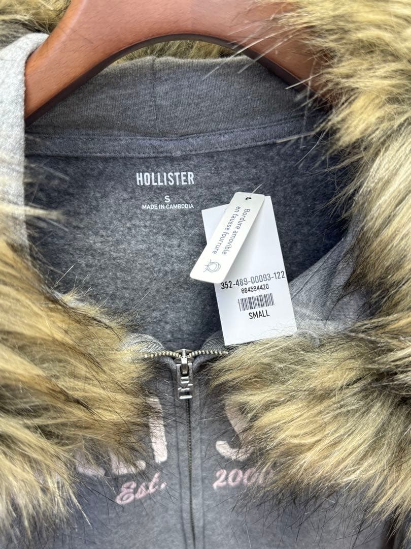 新品Hollister フェイクファートリム ロゴジップアップパーカー Sサイズ