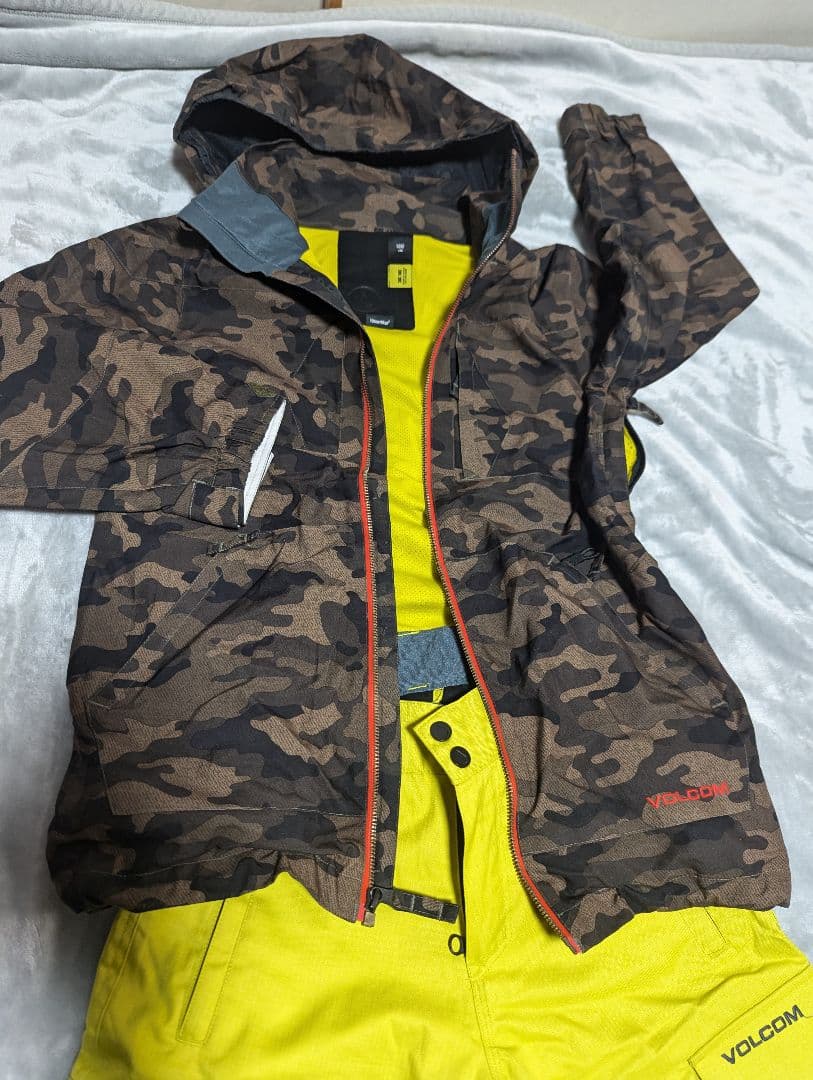 VOLCOM 子ども用スノーボードウェア迷彩