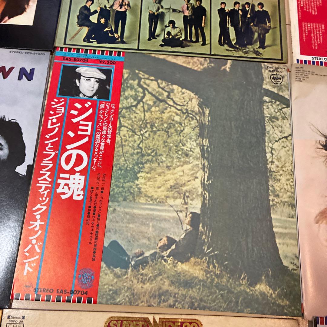 ビートルズの11枚のレコードと別のレコード一枚のセット