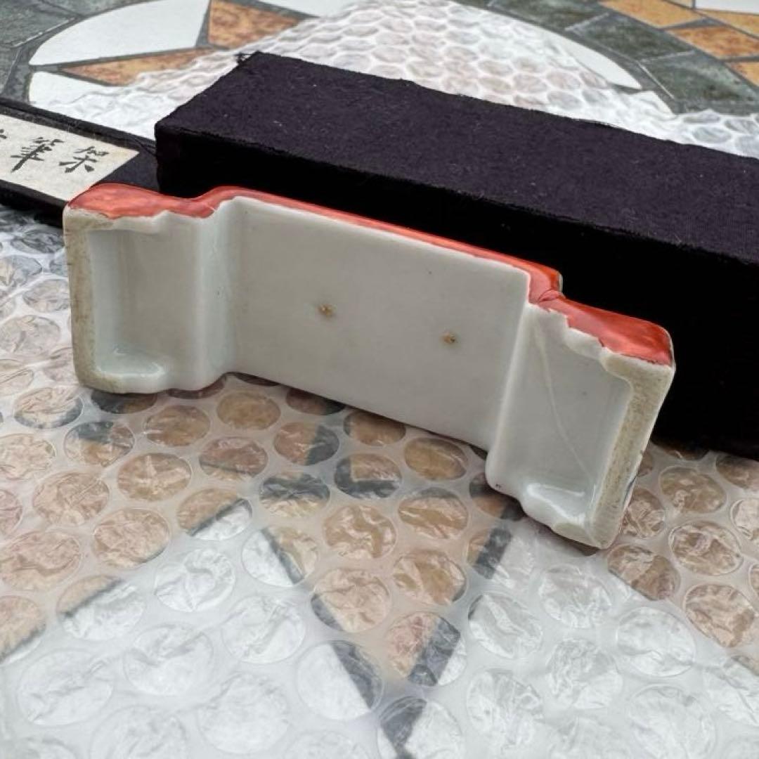 中国美術　筆置き　筆架　置物　陶磁器　山水と花模様　色絵　￼粉彩　骨董
