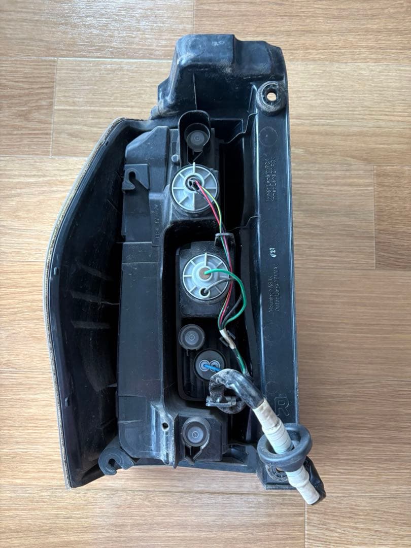 LA600s 純正右テールライト