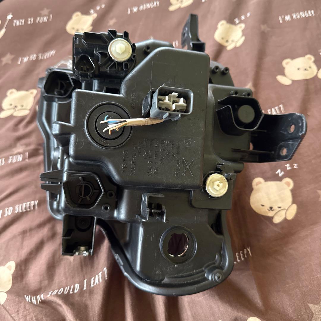 スズキ・クロスビー（4AA-MN71S）右ヘッドライト