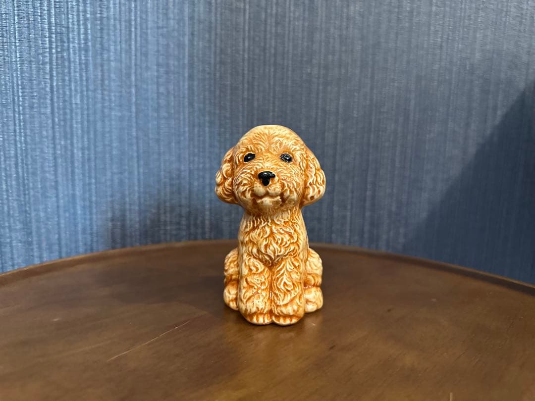 オレンジ色の犬の花瓶
