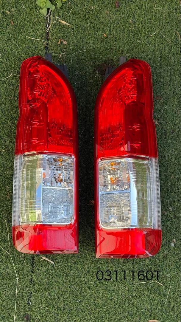 サ*ト様 トヨタ 200系ハイエース純正テールランプ左右セット