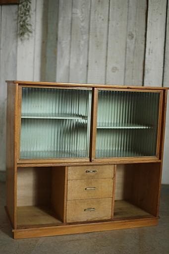 古い小ぶりな木製のモールガラス戸棚×木製小引き出し3段