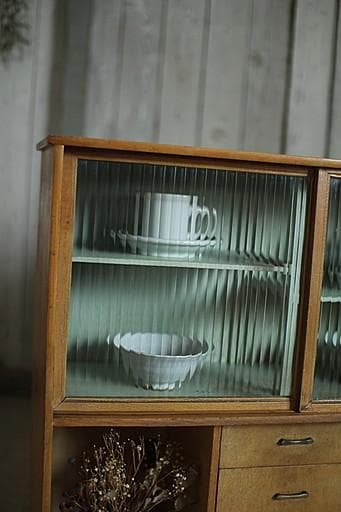 古い小ぶりな木製のモールガラス戸棚×木製小引き出し3段