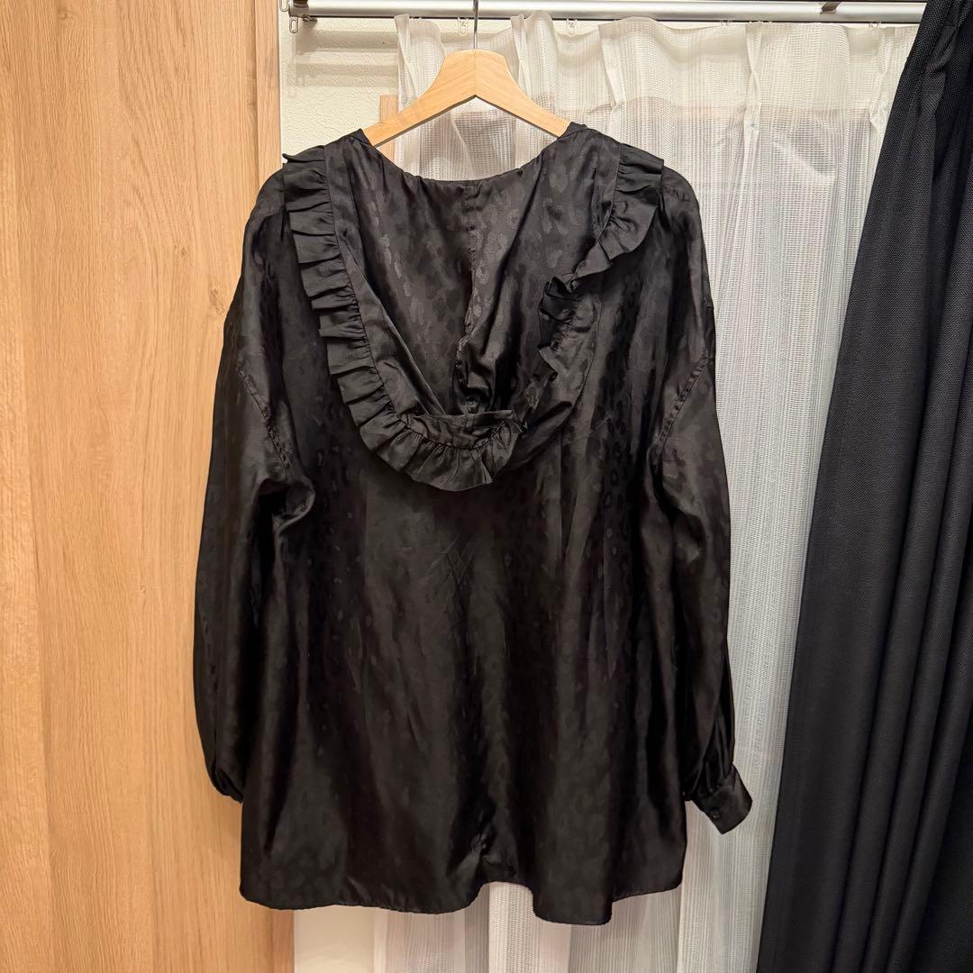 Rhodolirion フリル付きレオパード柄黒シャツ
