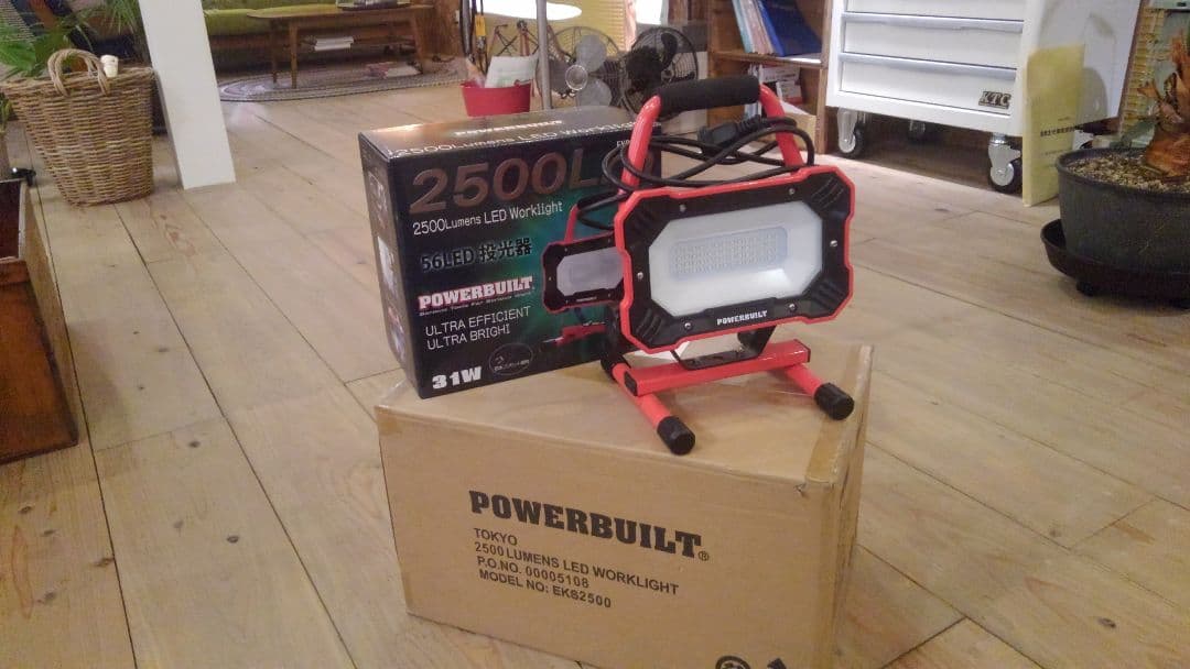 未使用、新品のLED投光器です。
