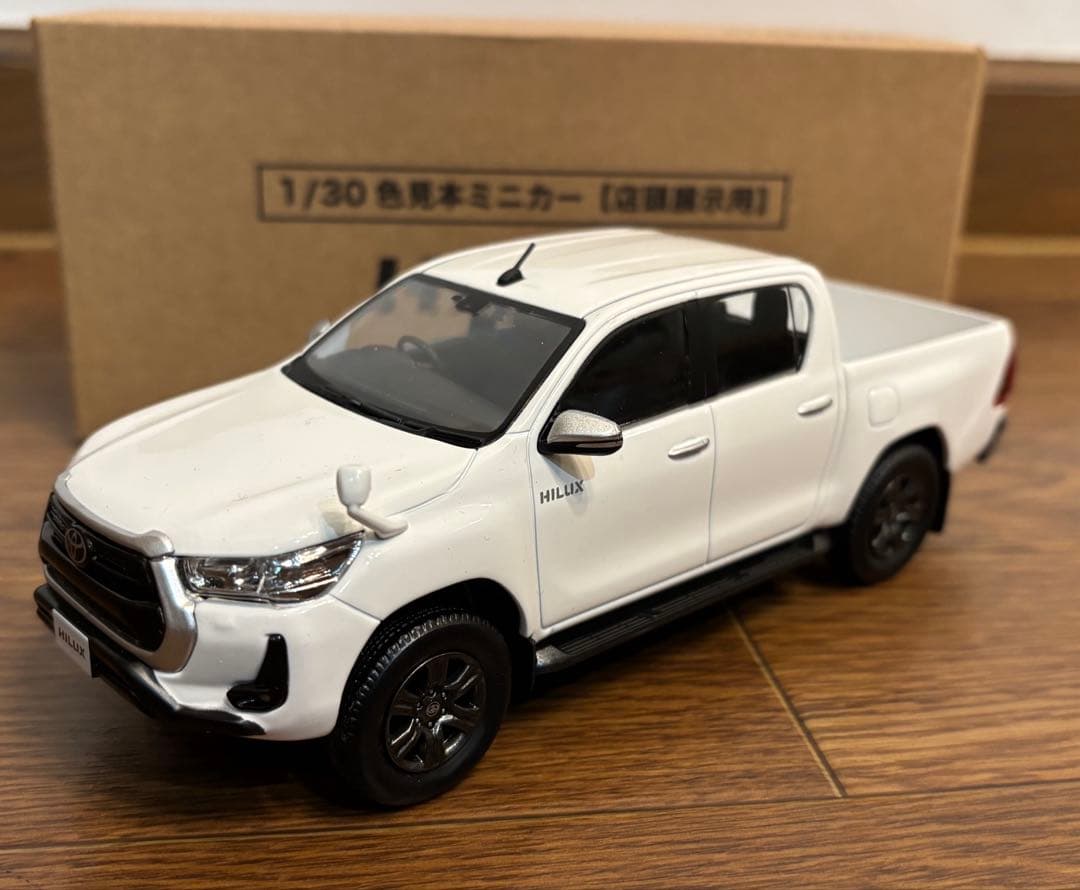 トヨタ ハイラックス スーパーホワイトⅡ 1/30 カラーサンプル 箱付【新品】