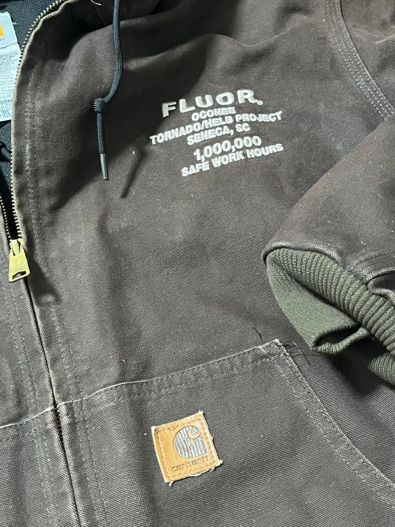 Carhartt お値下け交渉⭕️フード付きジャケット ブラウン FLUORロゴ入