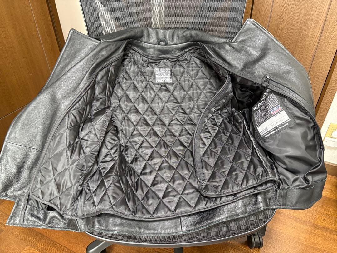 カドヤのブラックレザーダブルライダースジャケット サイズＬで厚めの牛革を使用。
