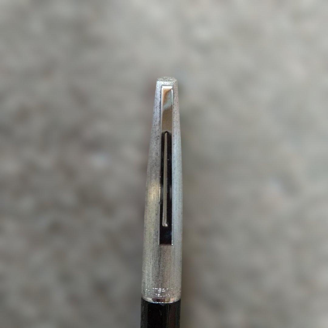 黒と銀色のキャップ式万年筆 ペン先 18k 750