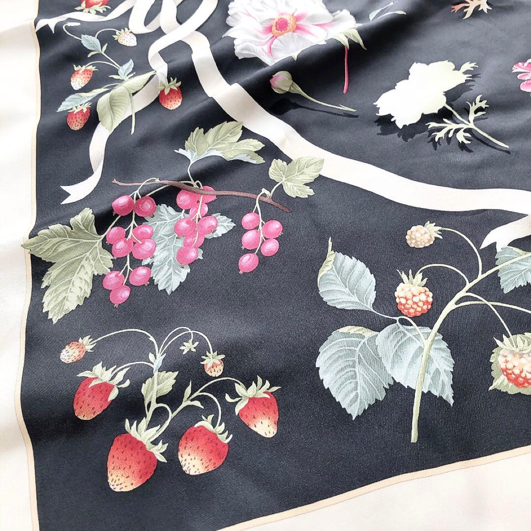 Ferragamo*フェラガモ　大判スカーフ　花柄　フルーツ　イチゴ　シルク