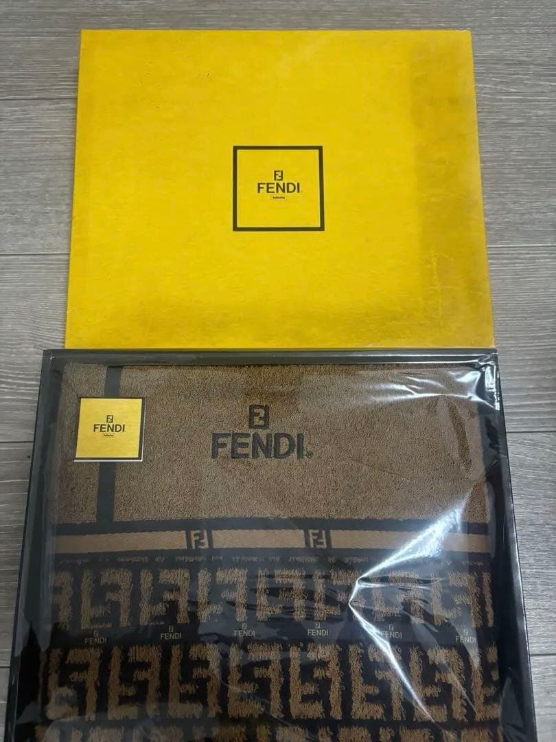 新品未使用品 フェンディFENDIバスタオル　ズッカ柄ロゴマーク　ベージュ