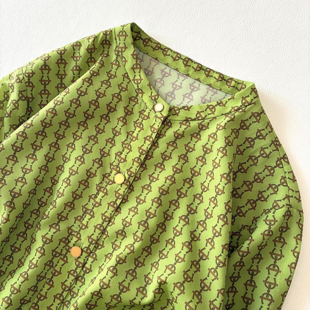 【美品】アンタイトル　バンドカラー総柄ワンピース　黄緑　金ボタン　ロング丈